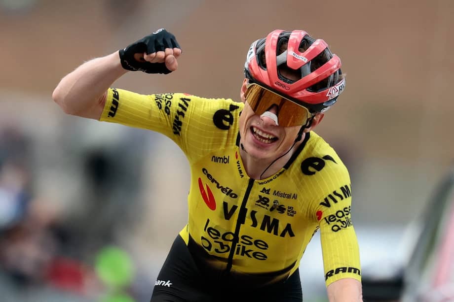 El ciclista del Team Visma Lease a Bike, Jonas Vingegaard,celebra su victoria en la séptima etapa del Giro de Italia 2026.