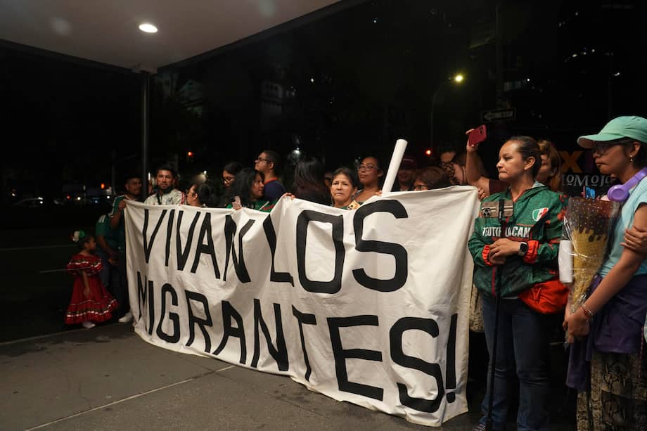 Migrantes mexicanos aguardan la llegada de la presidenta de México, Claudia Sheinbaum, a Nueva York antes de la final del Mundial.