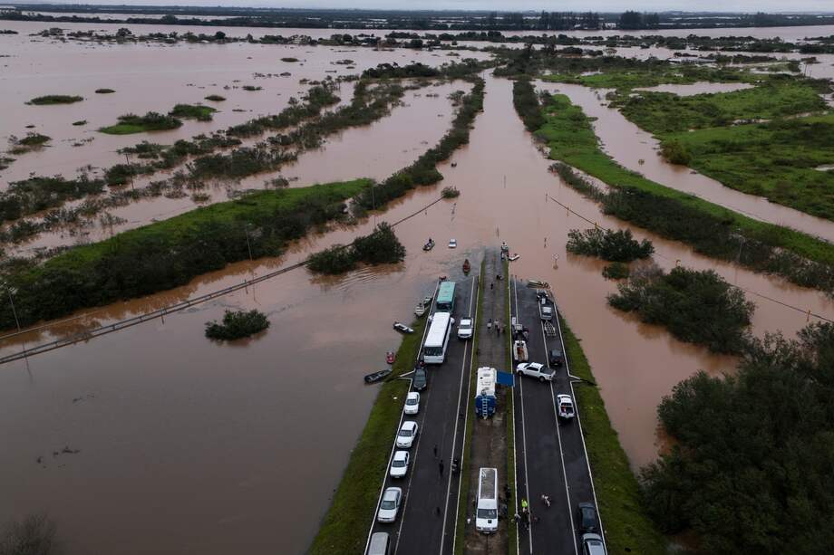 Fotografía aérea tomada con un dron tras el desbordamiento del río Jacuí, en la Praia de Paquetá, en el municipio de Canoas, en la región metropolitana de Porto Alegre (Brasil).