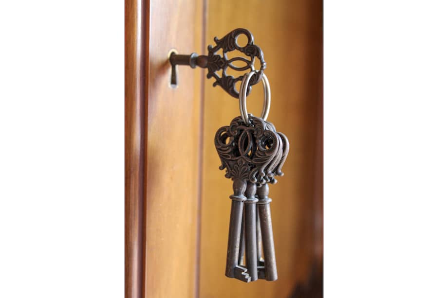 Chang tiene seis años y siente una enorme curiosidad por abrir una de las gavetas del escritorio de su padre. Son muchas, pero la única que le interesa se encuentra bajo llave.