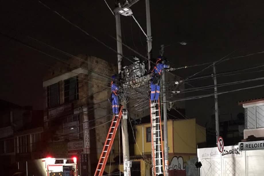 Se adelantan trabajos como: instalación de cajas para mejorar la flexibilidad de la operación, cambios de terminales, desagüe de cámaras para evitar futuras fallas, reemplazos de cableado y construcción de suplencias y circuitos nuevos.