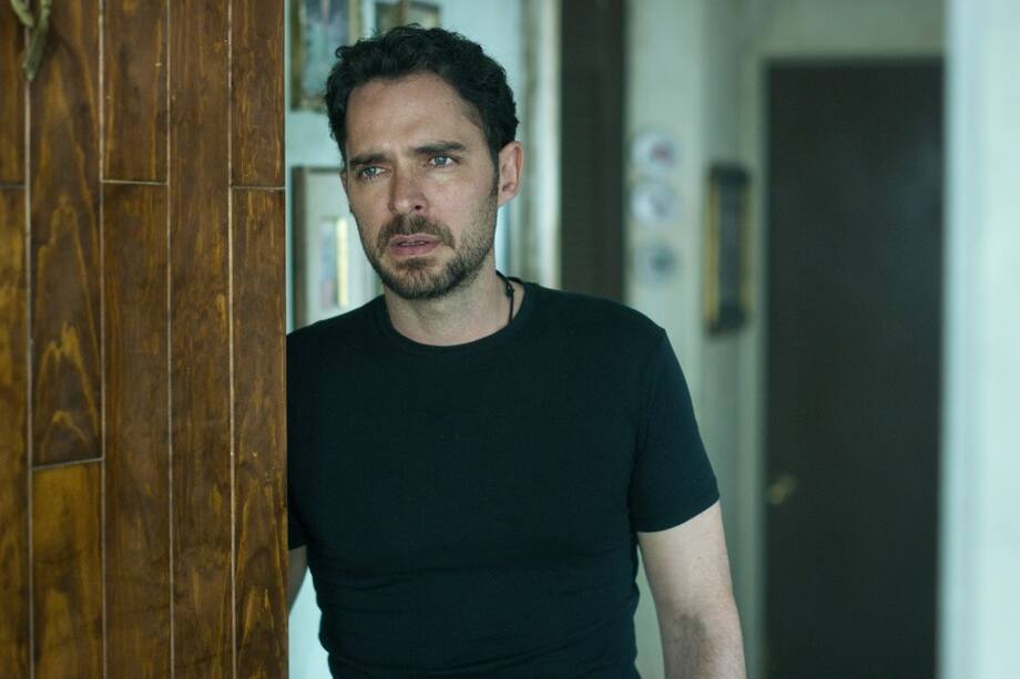 Manolo Cardona en una de las escenas de '¿Quién mató a Sara?', serie de Netflix.