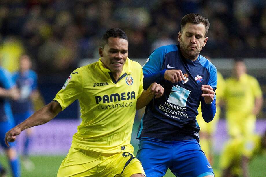 El delantero colombiano del Villarreal, Carlos Arturo Bacca (i), y el defensa de la Ponferradina, Jon García, este jueves, durante el partido de vuelta de los dieciseisavos de final de la Copa del Rey. / EFE