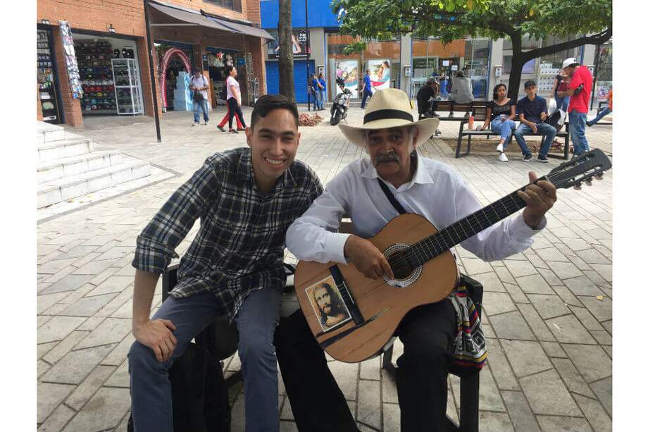 Don José, quien fuera discriminado en un restaurante de Medellín dos años atrás, posa en la actualidad en el Paseo Bolívar. / Cortesía