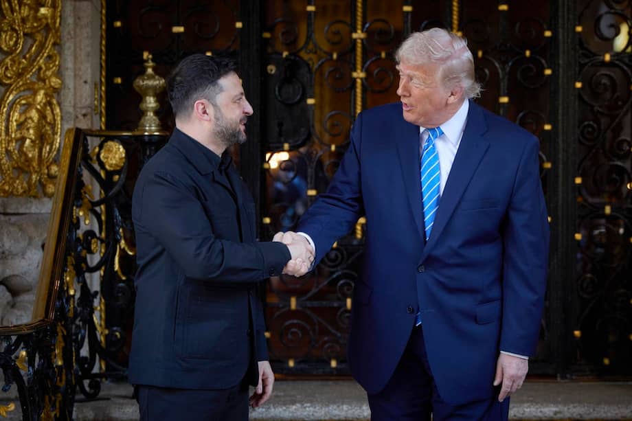 El presidente de Estados Unidos, Donald Trump, le da la mano a su homólogo ucraniano, Volodímir Zelenski.