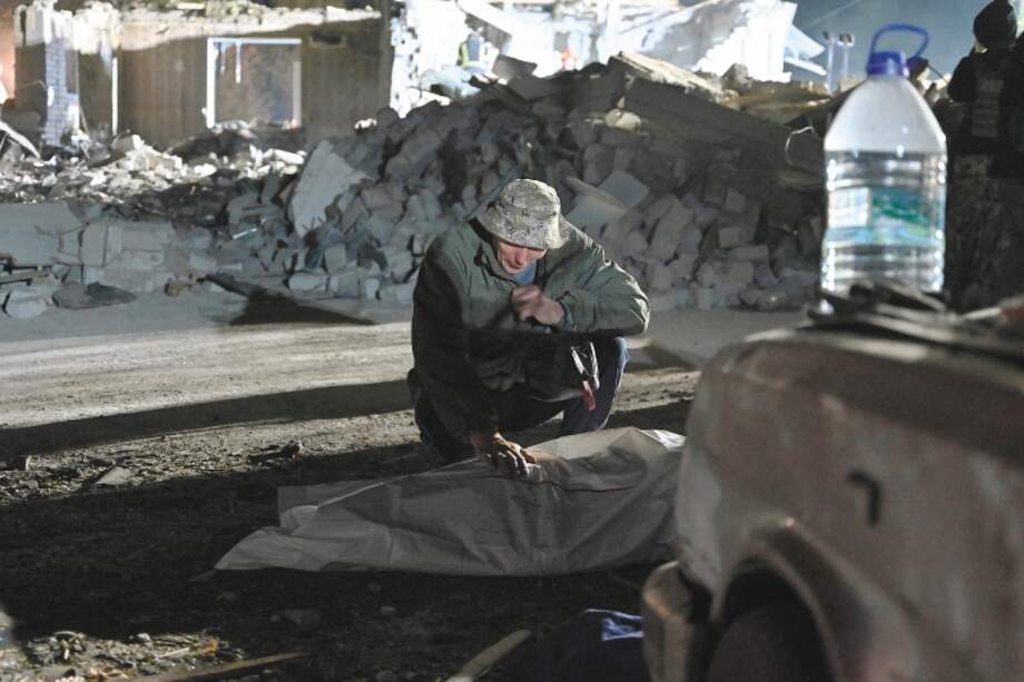 Sergiy, un residente local, llora la muerte de su esposa, víctima del bombardeo en Groza.