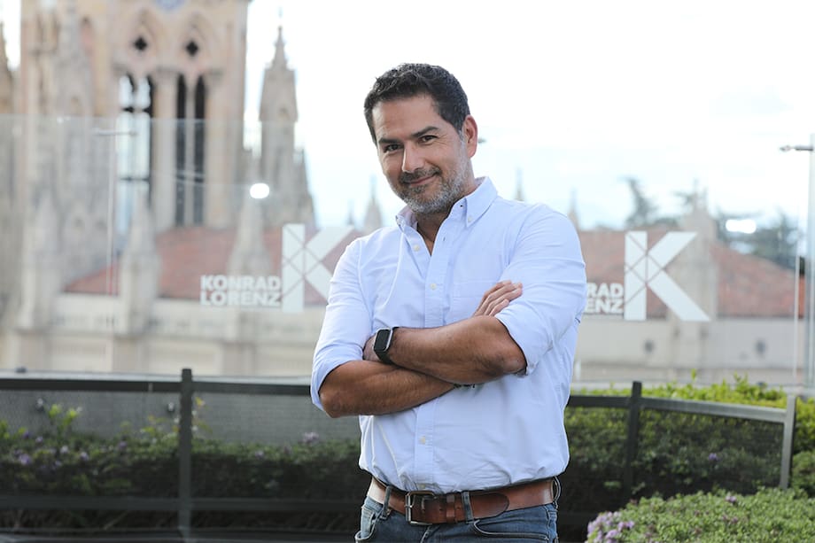 Juan Sebastián está dedicado a la docencia universitaria