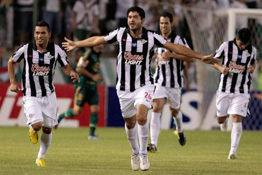 El jugador del Libertad de Paraguay Pedro Benítez (c) celebra un gol ante el Palmeiras.