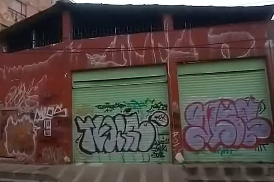 Los bomberos tardaron una hora en sacar al sujeto del lugar en el que cayó desde el techo.