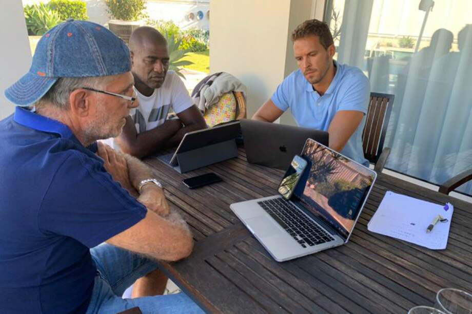 Queiroz, con dos de sus colaboradores, en la reunión virtual que realizó.