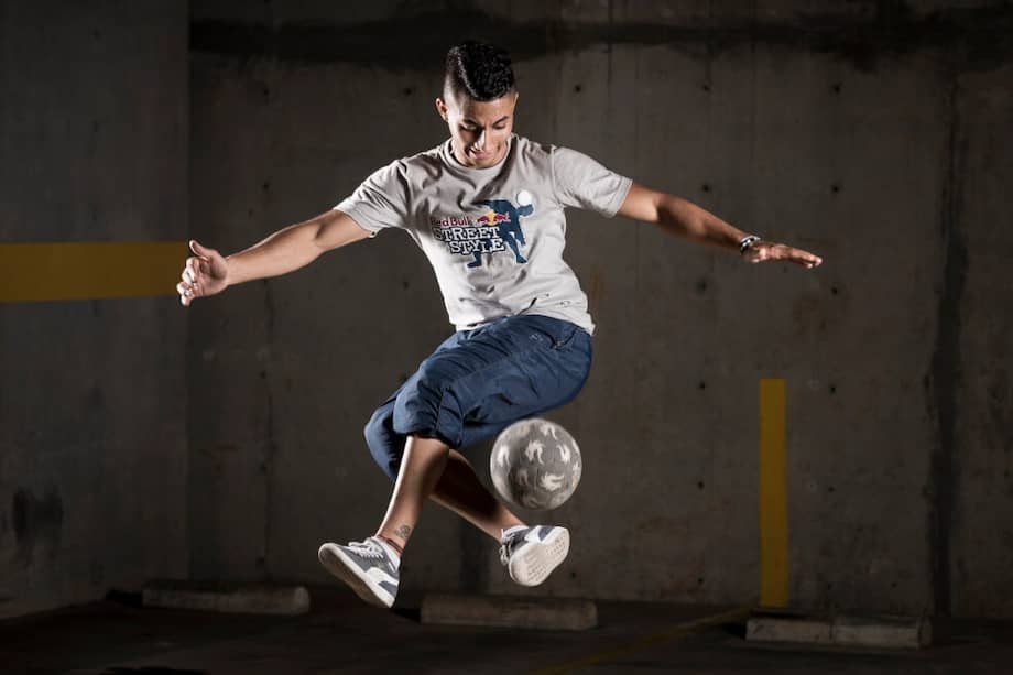 Sebastián “Boyka” Ortiz nació hace 23 años en Medellín. Ahora es el mejor futbolista freestyler del mundo. / Cortesía Red Bull