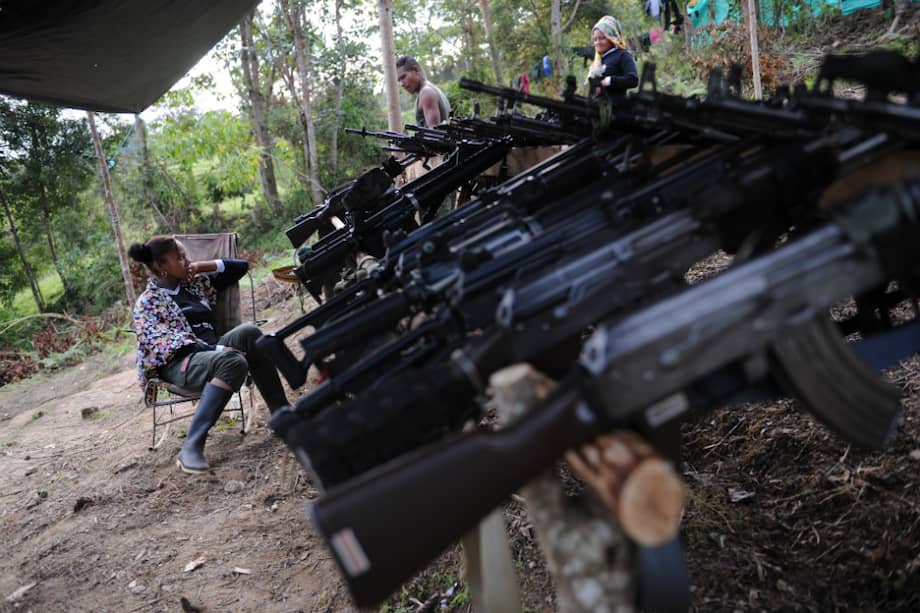 Una guerrillera cuidaba los fusiles en febrero de este año/ Mauricio Alvarado