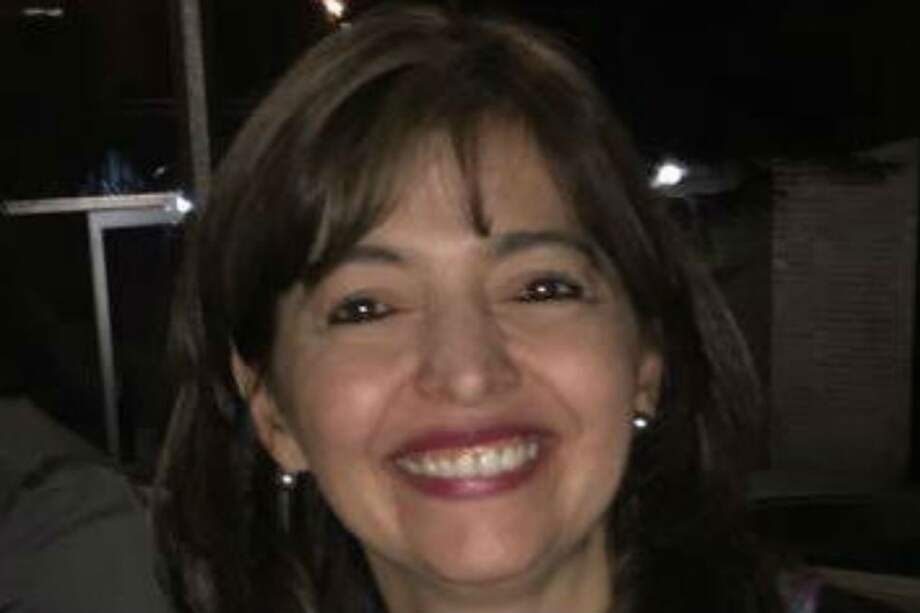 La escritora Mónica Méndez Cuervo y su libro de cuentos, Las tretas del destino, que se lanzará el próximo 28 de abril en la feria del Libro de Bogotá, en el stand de la Asociación de Libreros Independientes. / Cortesía