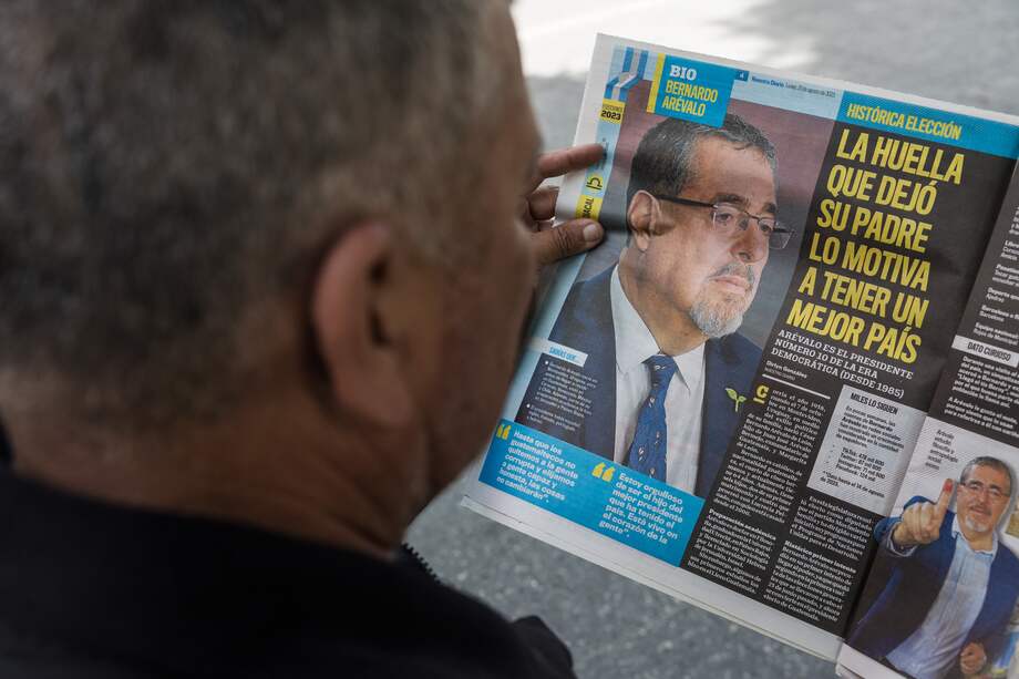 Un hombre lee un periódico con la noticia de la elección del próximo presidente de Guatemala, Bernardo Arévalo, en Cuidad de Guatemala (Guatemala).