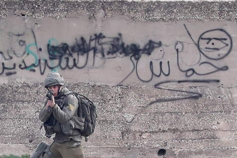 Soldado israelí monta guardia en el área de Yenín, en el norte de Cisjordania. EFE/ Alaa Badarneh