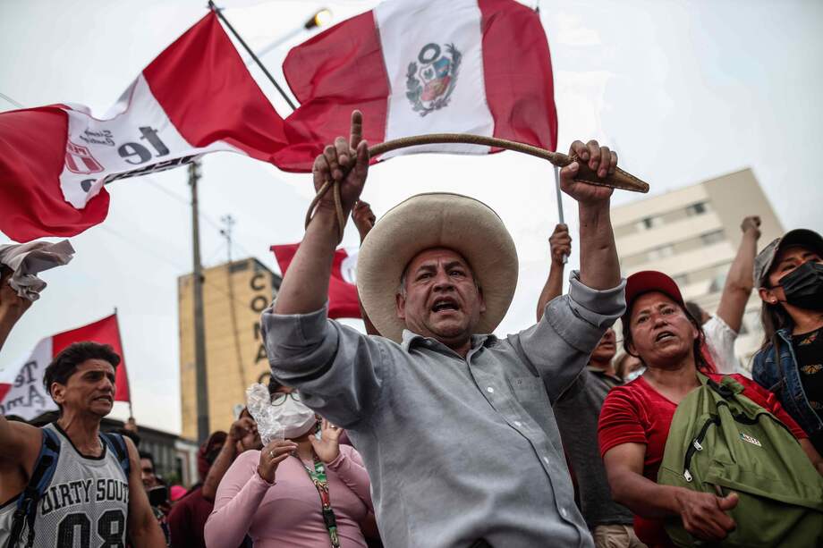 Cientos de manifestantes, a favor de Pedro Castillo y en contra del Congreso, protestan en las calles del centro, el domingo en Lima (Perú).