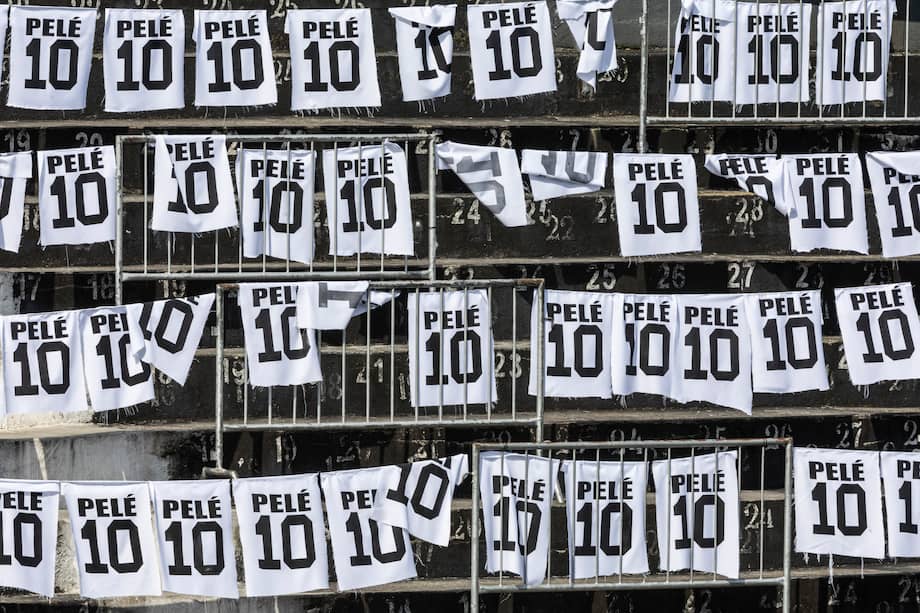 Las gradas del velorio de la leyenda del fútbol, hoy en el estadio de Vila Belmiro en la ciudad de Santos (Brasil). El velatorio de Pelé, fallecido el pasado jueves a los 82 años, había empezado el pasado lunes para que los aficionados brasileños rindieran homenaje al mítico delantero, considerado por muchos el mejor futbolista de la historia.