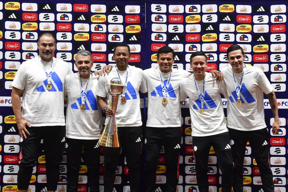 Fredy Hurtado (con el trofeo en las manos), director técnico de la selección sub-17 de Colombia, junto a los integrantes de su cuerpo técnico.