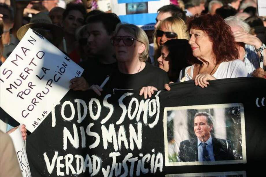 Manifestantes sostienen carteles y fotos del fiscal Alberto Nisman en el primer aniversario de su muerte, en Buenos Aires, el 18 de enero de 2016. / Agencia Anadolu