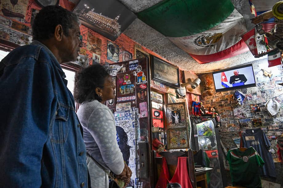 La gente mira al presidente de Cuba, Miguel Díaz-Canel, hablando en la Televisión Nacional, en La Habana el 5 de febrero.