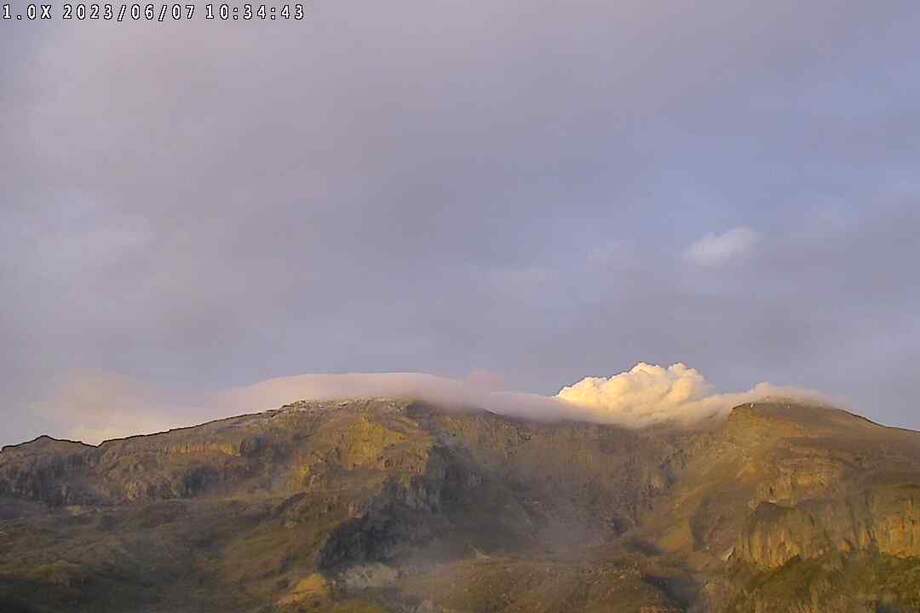 El volcán Nevado del Ruiz está ubicado en la cordillera Central, entre los
departamentos de Tolima y Caldas, y hace
parte del Parque Nacional Natural Los Nevados.