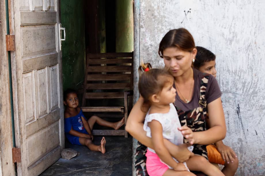 Jessica Valera tiene 27 años y vive en Tumeremo, en el estado Bolívar, al sureste de Venezuela. Está sentada en la puerta de su casa con tres de sus siete hijos. El primero de ellos lo tuvo a los 14 años.