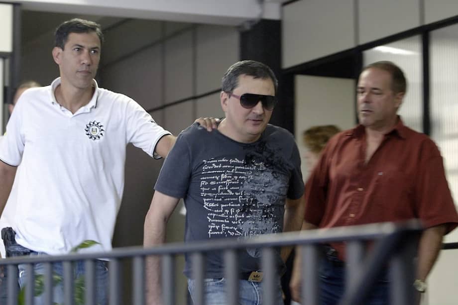 El empresario Mauro Hoffmann (centro), uno de los dos propietarios de la discoteca 'Kiss', es escoltado por dos policías tras entregarse a las autoridades. / EFE