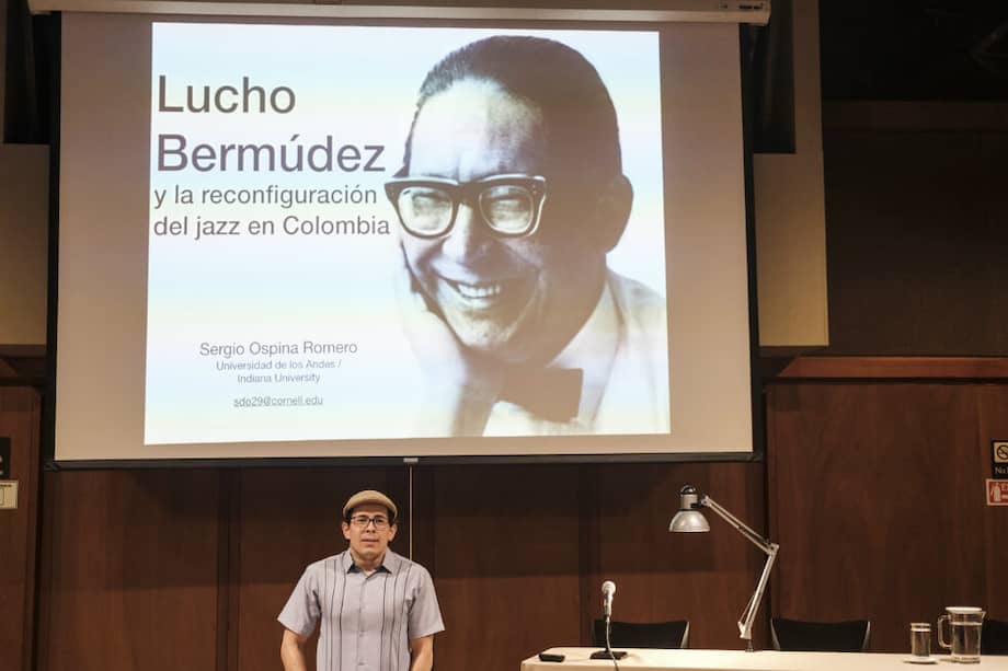 El musicólogo Sergio Ospina Romero durante la conferencia "Lucho Bermúdez y la reconfiguración del jazz en Colombia". / Gabriel Rojas © Banco de la República