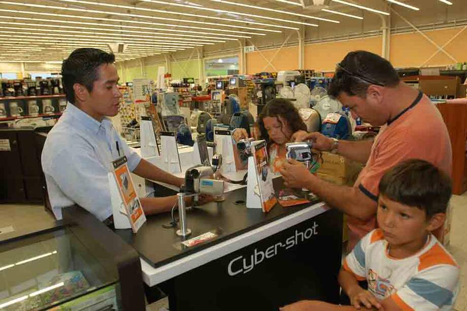 Desempleo en julio bajó: fue de 9,9%