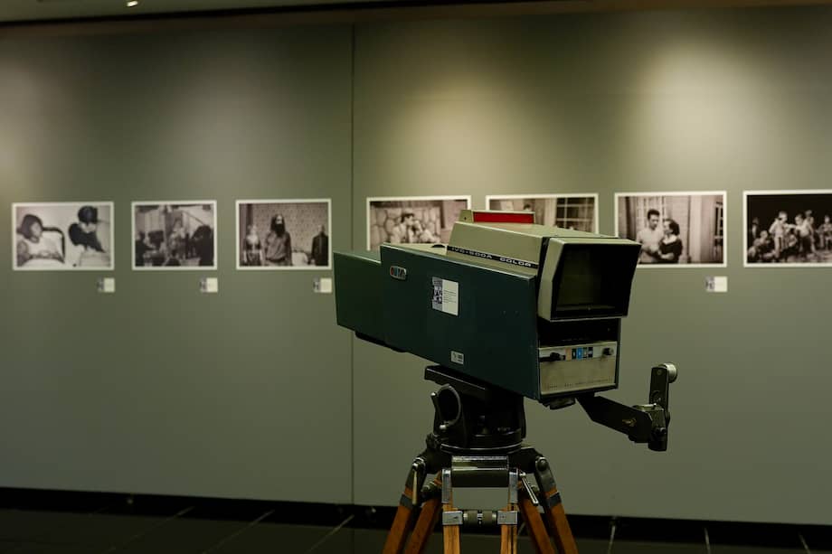 Hace 70 años el general Gustavo Rojas Pinilla ordenó implementar la televisión en Colombia luego de entender el impacto que tenía para hacer propaganda. Desde entonces, dramatizados, noticieros, programas de concurso, realities, entre otros géneros, han desfilado por la parrilla chica.