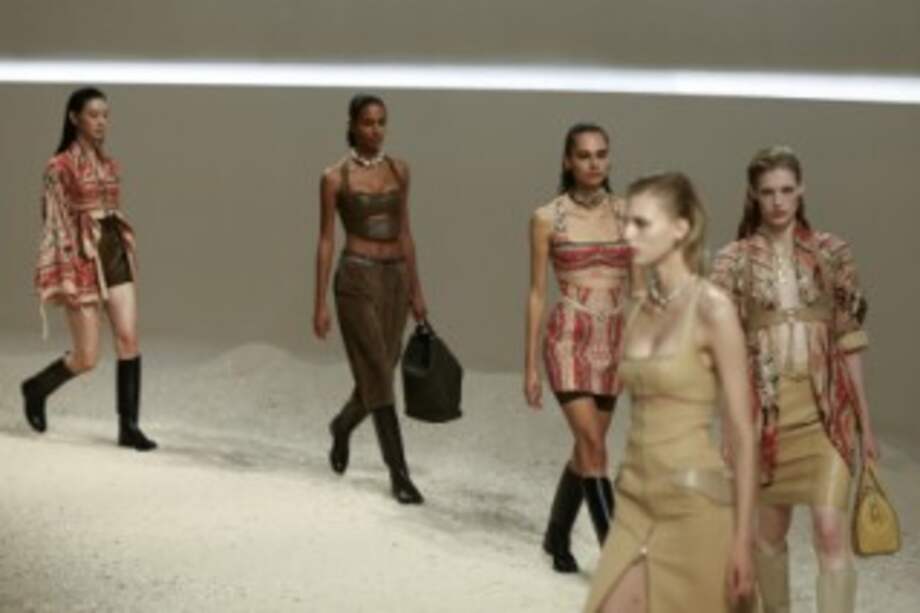 Modelos presentan las creaciones de Hermès. /Thibaud Moritz / AFP