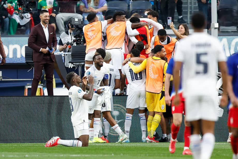 Cecilio Waterman (no visto) de Panamá es recibido por sus compañeros de equipo después de anotar durante la segunda mitad del partido de fútbol de las semifinales de la Liga de Naciones de la CONCACAF entre Estados Unidos y Panamá en Inglewood, California, EE. UU., el 20 de marzo de 2025.
