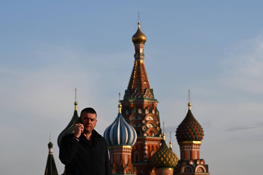 Un hombre habla por teléfono durante una caminata en la Plaza Roja de Moscú. Con los cortes de internet móvil, Moscú retrocede "veinte años atrás".