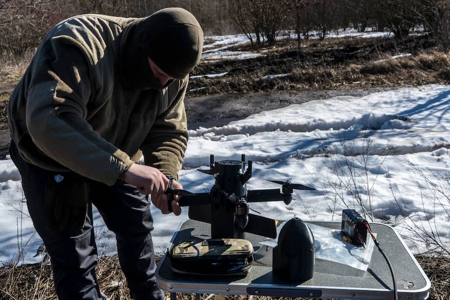 Un instructor militar ucraniano con un dron interceptor Bullet en la región de Kiev, Ucrania, el 11 de marzo de 2026. Este dron tiene la capacidad de contrarrestar drones de ataque rusos e iraníes tipo Shahed y se ha convertido en un objetivo muy codiciado por los países del golfo.