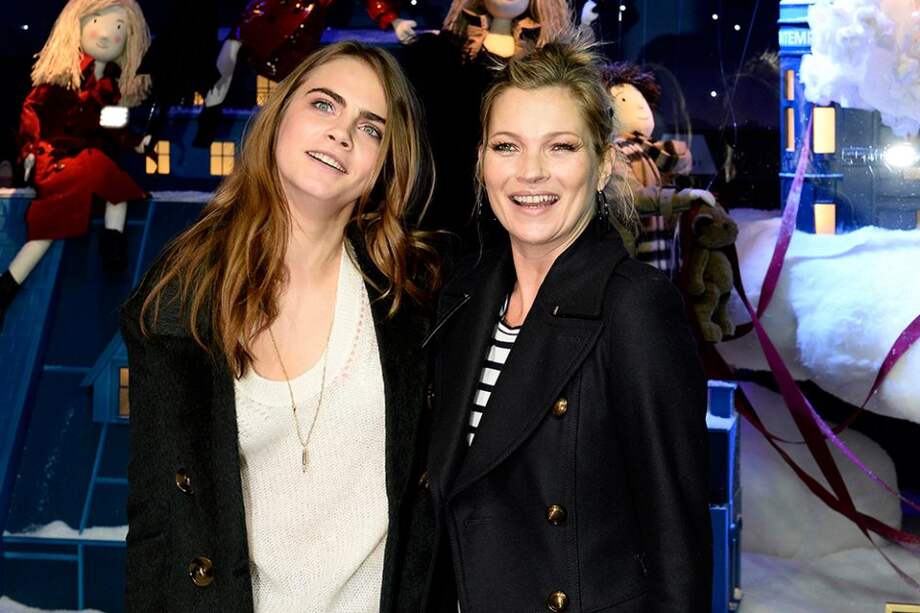Las modelos Cara Delevingne y Kate Moss. / AFP