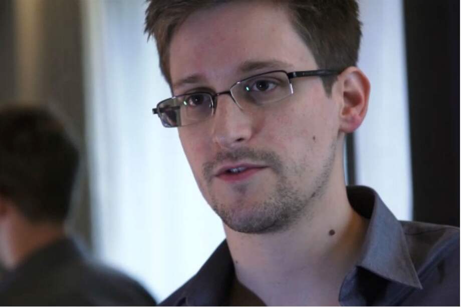 Edward Snowden está "sano y salvo" y su destino es Ecuador: Assange