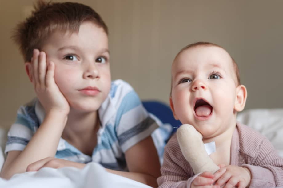Para entender mejor sus causas, un grupo de investigadores estudió la actividad cerebral de bebés despiertos mediante resonancia magnética.