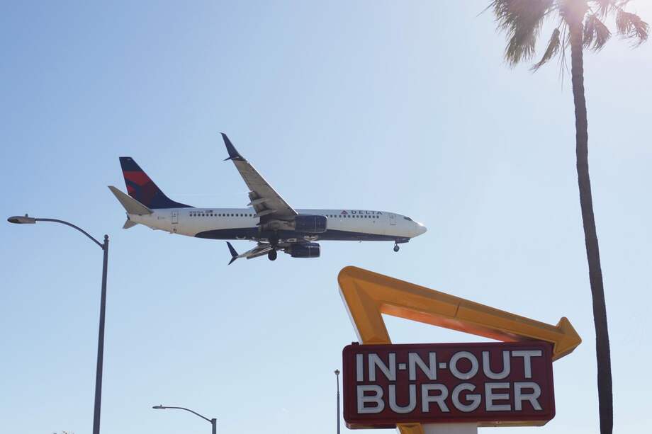 Estados Unidos superó este sábado por segundo día consecutivo la cifra de los mil vuelos cancelados, así como miles de viajes retrasados, por la escasez de controladores aéreos provocada por el cierre del Gobierno federal.