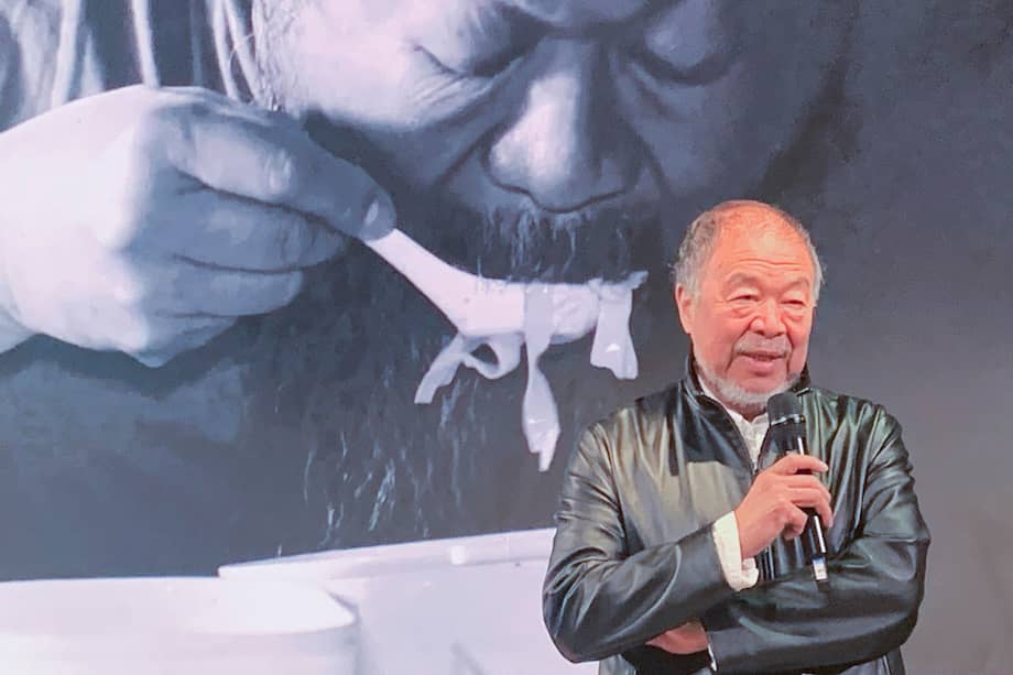 "No hago todo esto solo para una exposición, sino también para entender quién soy. Intento construir un puente entre mis emociones o mi comprensión y algo más amplio: las demás personas", afirmó el artista y disidente chino Ai Weiwei.