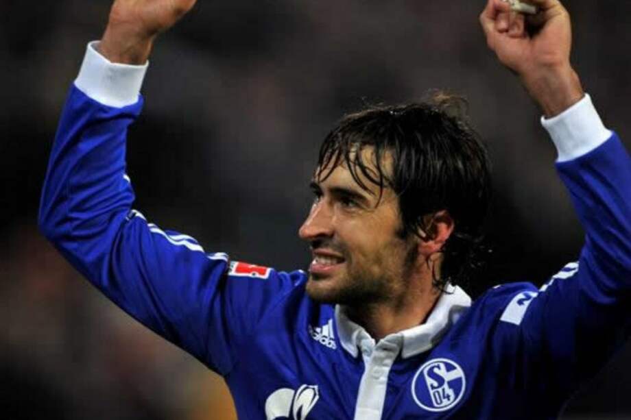 Raúl González con la camiseta del Schalke 04, a donde emigró tras dejar el Real Madrid. / EFE