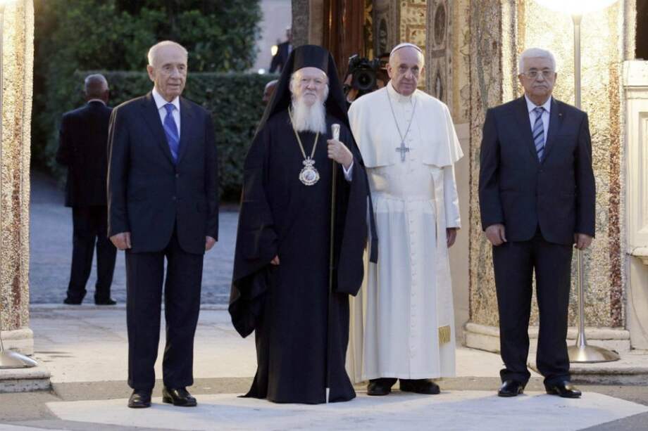 (De izq. a Der.) El presidente israelí Simon Peres, el patriarca Ortodoxo Bartholomew I, el papa Francisco y el presidente de la autoridad nacional palestina Mahmoud Abbas se van luego de una reunión de oración en la ciudad del Vaticano.