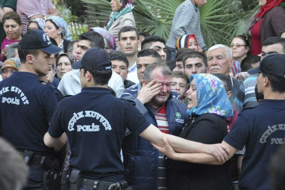Desesperados se encuentran los familiares de los mineros turcos