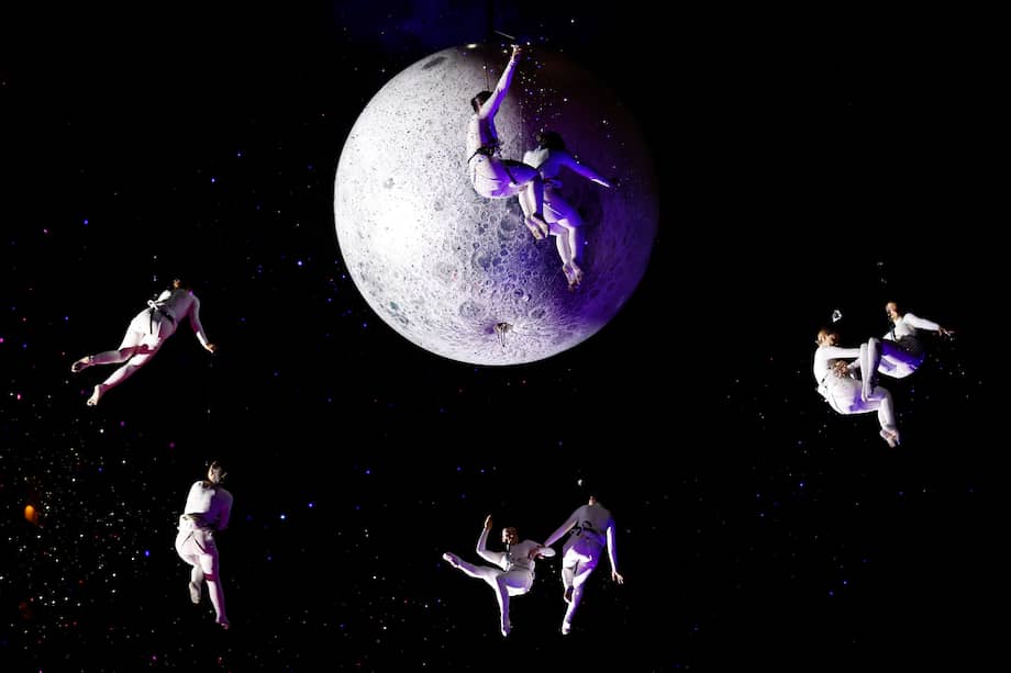 Bailarinas se presentan en el espectáculo 'Aria', de la compañía española Zenit Aerial Ballet, durante la segunda edición del Festival Internacional de Artes Vivas (FIAV) este sábado, en Bogotá (Colombia).