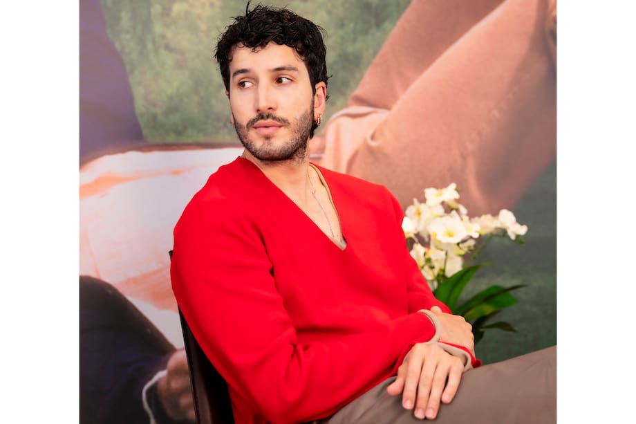 “Siento que es un disco en el que me empecé a involucrar mucho más en la creación de los arreglos, meterme mucho más en la producción de las canciones. Y también es un disco donde muchas letras me sorprendieron”.