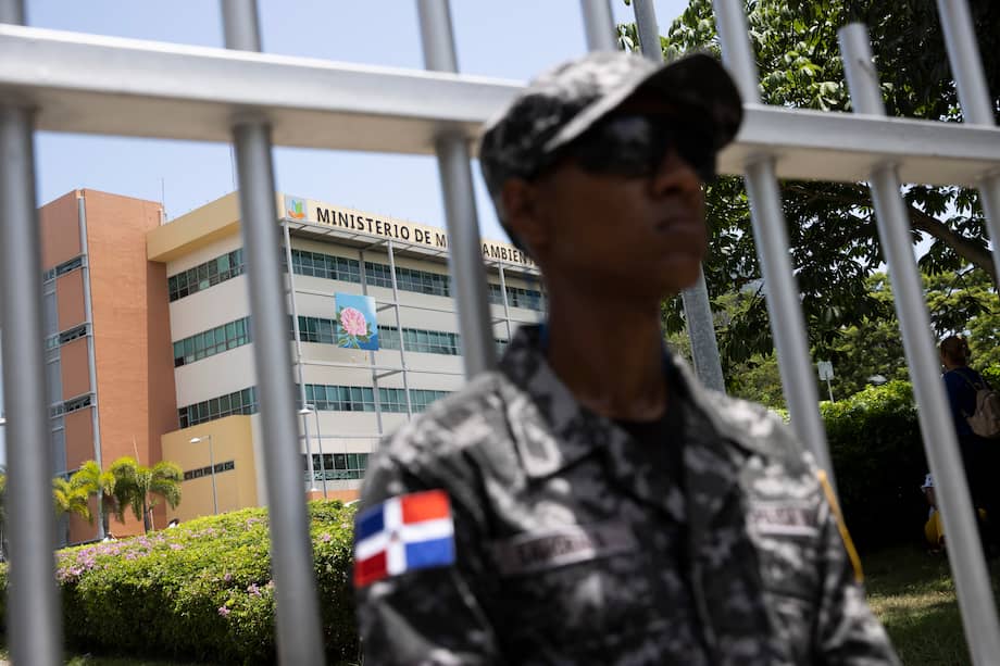 Un militar custodia el Ministerio de Ambiente de la República Dominicana, donde fue asesinado el ministro Orlando Jorge Mera.