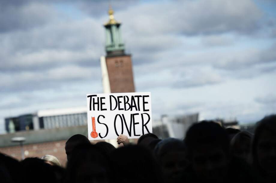 Manifestantes gritan fuera del Panel Intergubernamental de las Naciones Unidas sobre el Cambio Climático (IPCC) para exigir una acción política inmediata en el debate climático.