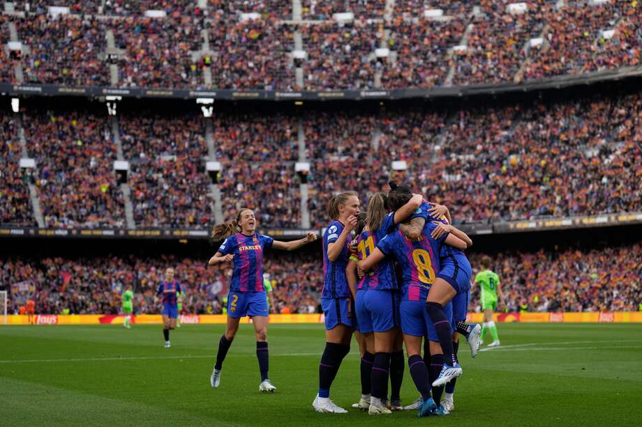 Las jugadoras del Barcelona celebran en el Camp Nou.- EFE/Alejandro García