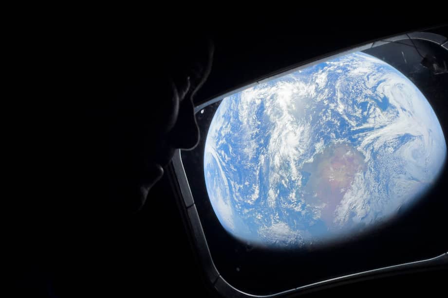 FOTODELDIA ESPACIO, 04/04/2026.- El comandante Reid Wiseman observa la Tierra mientras continúan adentrándose en el espacio hacia la Luna. La histórica misión Artemis II, que busca el primer regreso del ser humano a la Luna en más de cincuenta años, se encuentra casi a la mitad de su camino al comenzar su tercer día de trayectoria.