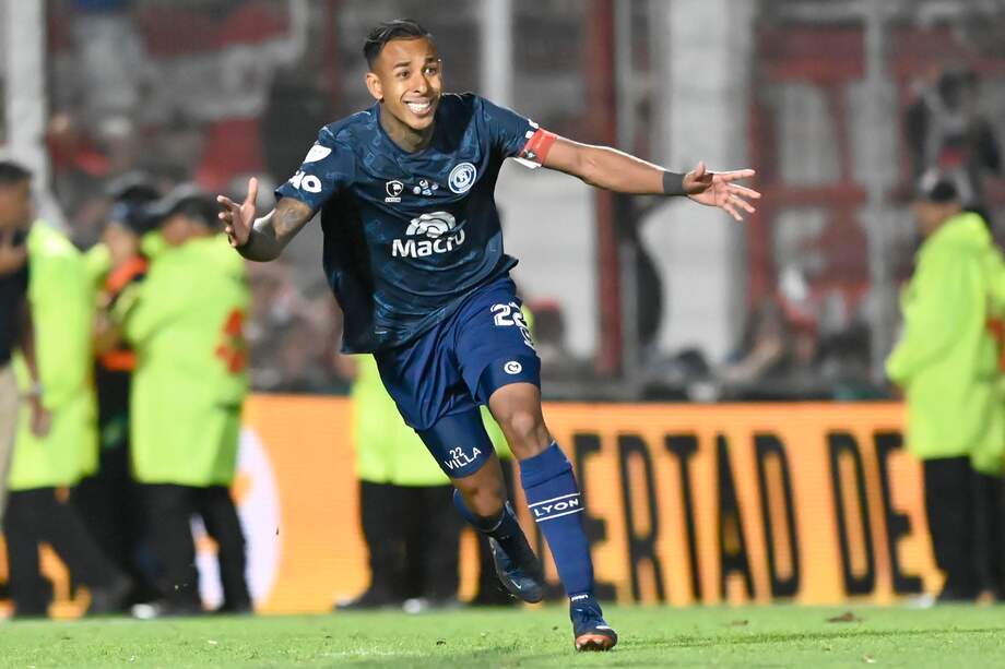 Sebastián Villa, de Independiente Rivadavia, celebra al ganar la Copa Argentina tras vencer a Argentinos Juniors en el estadio Juan Domingo Perón de Avellaneda.