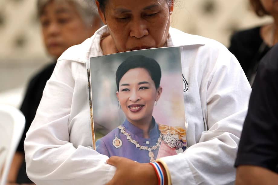 Una doliente tailandesa sostiene una fotografía de la princesa Bajrakitiyabha tras el anuncio de su fallecimiento en el Hospital Memorial Rey Chulalongkorn de Bangkok, Tailandia, el 12 de junio de 2026.